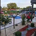 House With Pool And A Jacuzzi וילה *