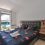 וילה House With Pool And A Jacuzzi פאז'אנה