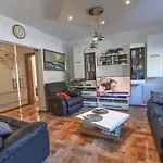 House With Pool And A Jacuzzi * פאז'אנה