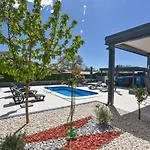 וילה House With Pool And A Jacuzzi *