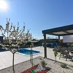 House With Pool&a Jacuzzi Willa *