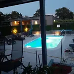 House With Pool&a Jacuzzi Willa Fažana