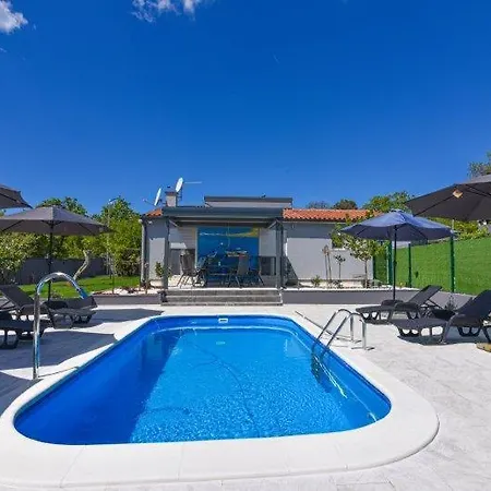 House With Pool And A Jacuzzi Βίλα