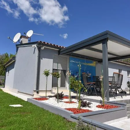 House With Pool And A Jacuzzi *