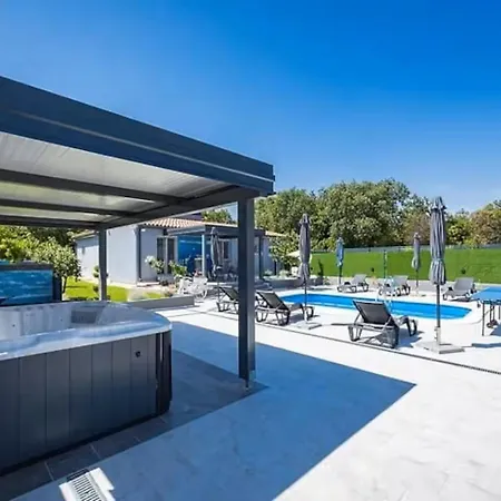 House With Pool And A Jacuzzi