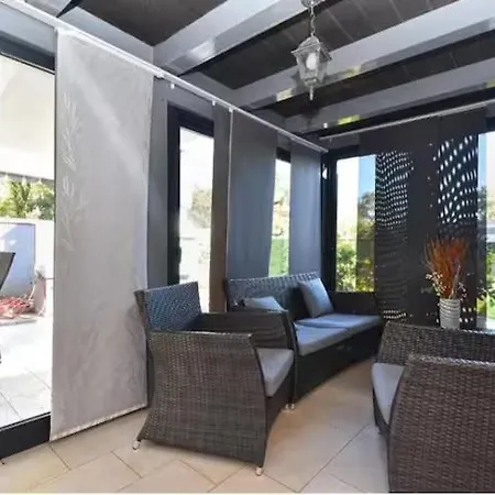 House With Pool And A Jacuzzi Βίλα Fažana