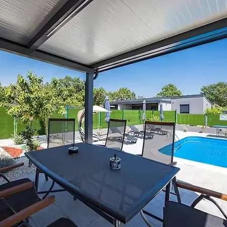 House With Pool And A Jacuzzi * Fažana