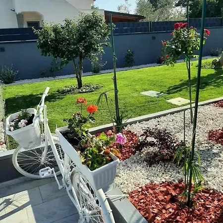 House With Pool And A Jacuzzi Βίλα Fažana