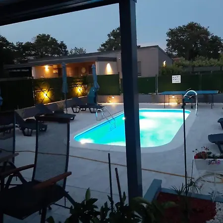House With Pool And A Jacuzzi Βίλα Fažana