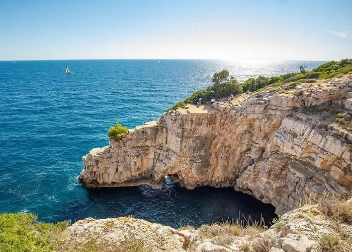 House With Pool And A Jacuzzi Villa *