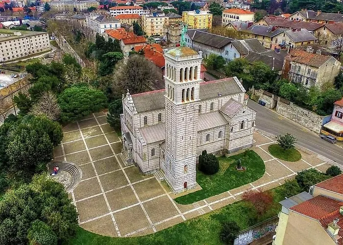 House With Pool And A Jacuzzi Βίλα Fažana