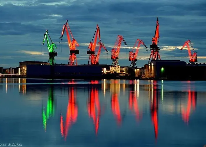House With Pool And A Jacuzzi
