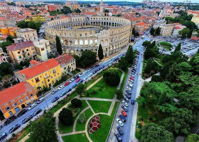 House With Pool And A Jacuzzi Villa