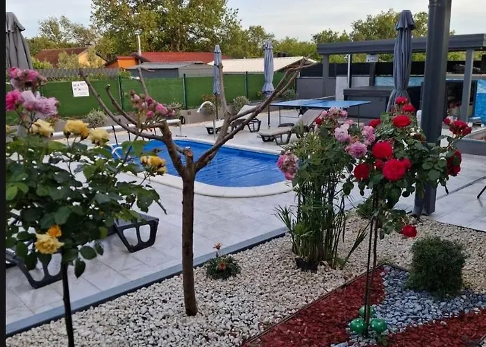 House With Pool And A Jacuzzi Βίλα *