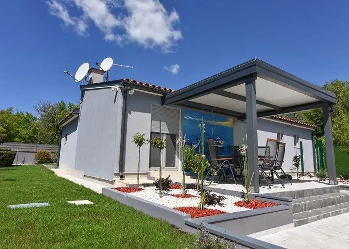 House With Pool And A Jacuzzi *