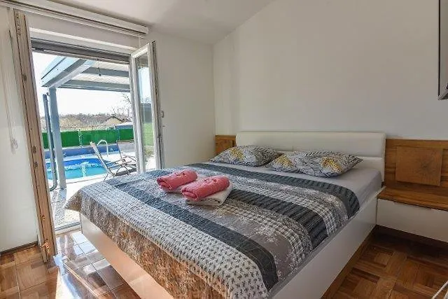 House With Pool And A Jacuzzi * Fažana