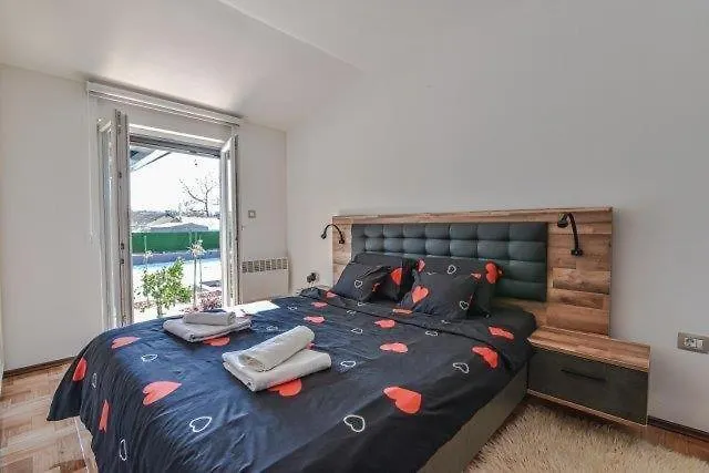 Villa House With Pool And A Jacuzzi Fažana