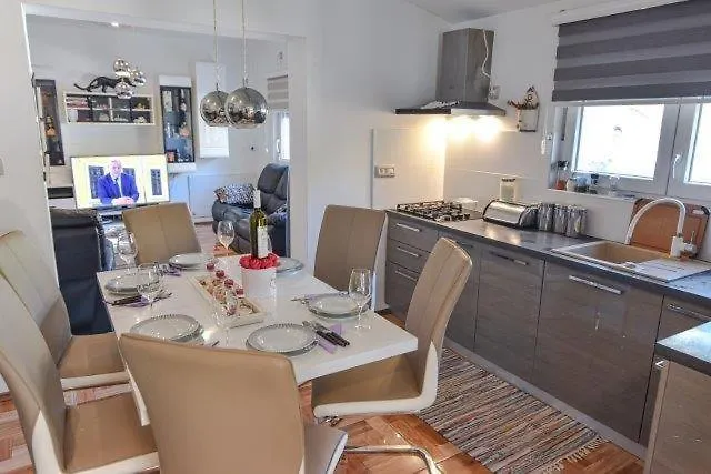 House With Pool And A Jacuzzi Βίλα Fažana