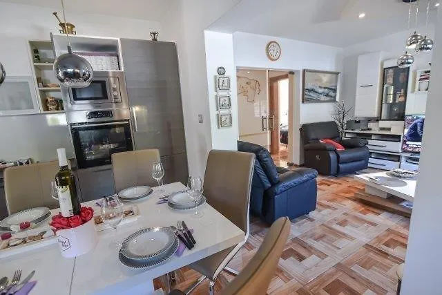 Villa House With Pool And A Jacuzzi Fažana