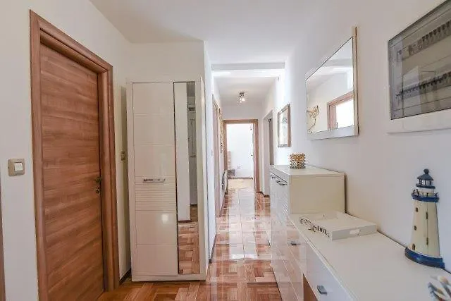 House With Pool And A Jacuzzi Fažana