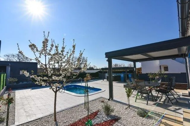 House With Pool And A Jacuzzi Βίλα *