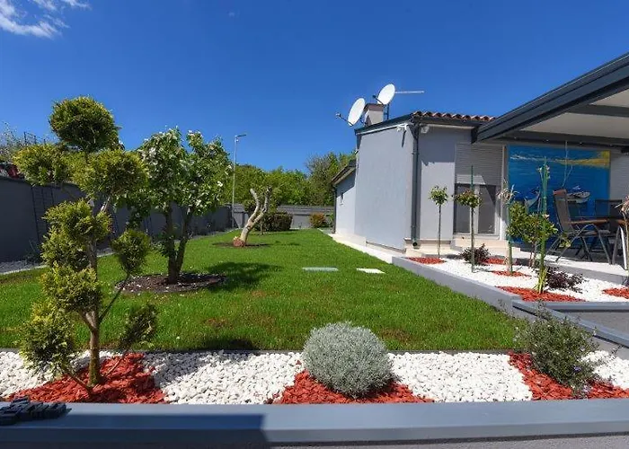 Villa House With Pool And A Jacuzzi Fažana