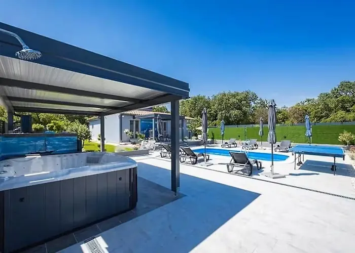 House With Pool And A Jacuzzi