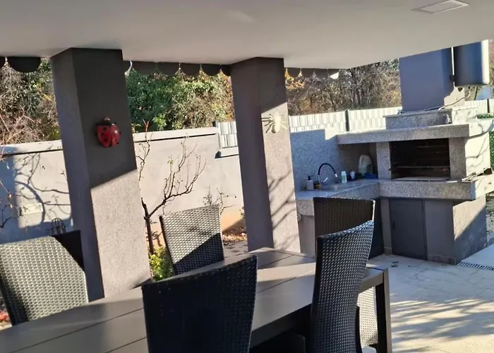 House With Pool And A Jacuzzi * Fažana