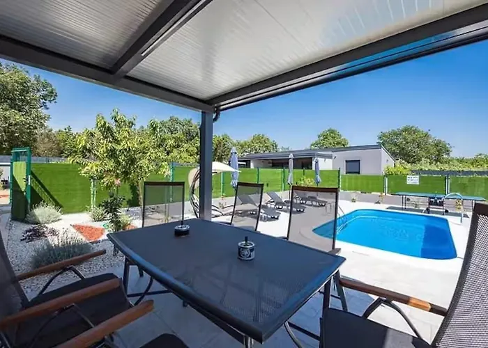 House With Pool And A Jacuzzi * Fažana