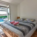 House With Pool And A Jacuzzi * Fažana