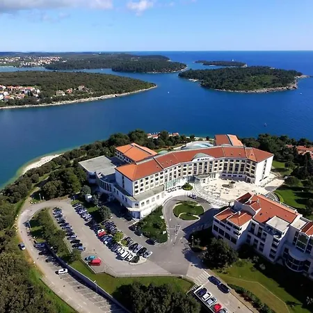House With Pool And A Jacuzzi Fažana