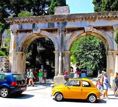 House With Pool And A Jacuzzi Villa *
