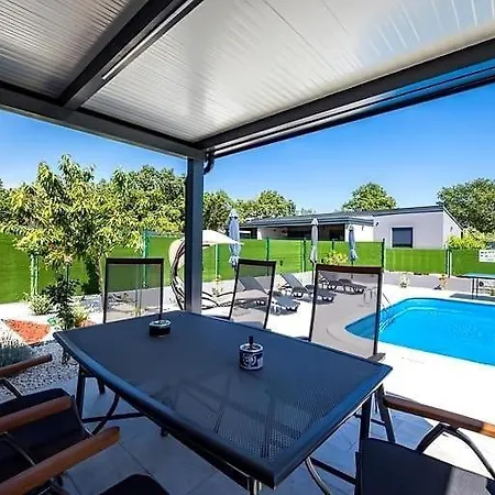 House With Pool And A Jacuzzi Villa Fažana