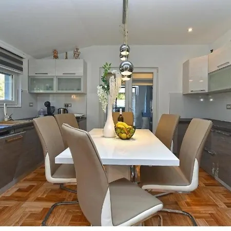 Villa House With Pool And A Jacuzzi Fazana