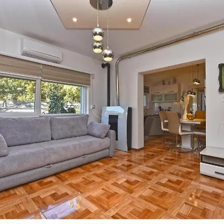 Villa House With Pool And A Jacuzzi Fazana