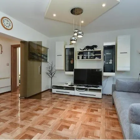 House With Pool And A Jacuzzi Villa *