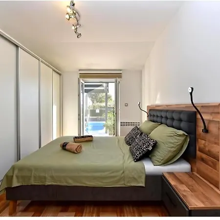 Villa House With Pool And A Jacuzzi Fazana