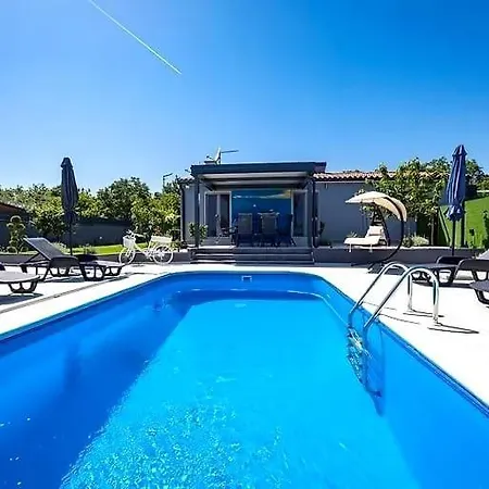 House With A Heated Pool And A Jacuzzi Fazana