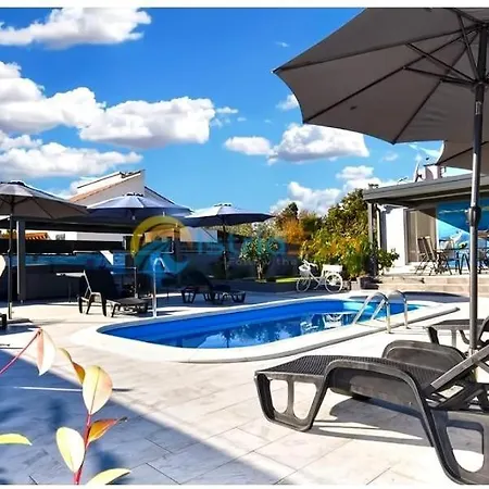 House With Pool And A Jacuzzi