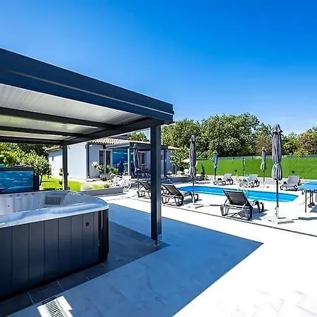 House With A Heated Pool And A Jacuzzi Villa *