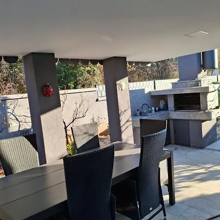 House With Pool And A Jacuzzi *