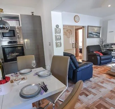 Vila House With Pool And A Jacuzzi Fazana
