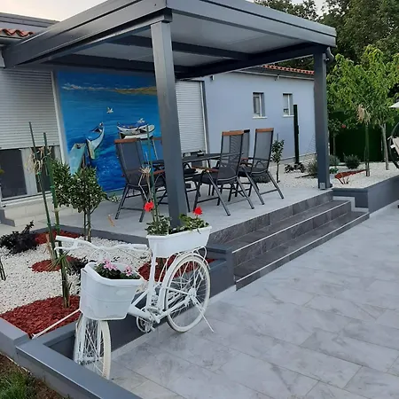 House With Pool And A Jacuzzi * Fažana