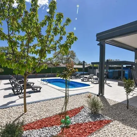 Vila House With Pool And A Jacuzzi *