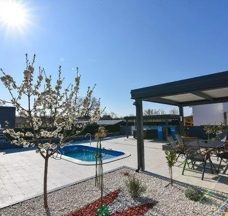 House With Pool And A Jacuzzi Vila *