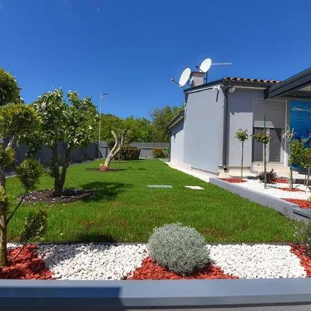 Vila House With Pool And A Jacuzzi Fazana