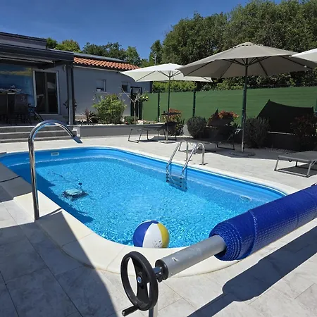 House With Pool And A Jacuzzi *