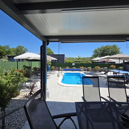 House With Pool And A Jacuzzi Fažana