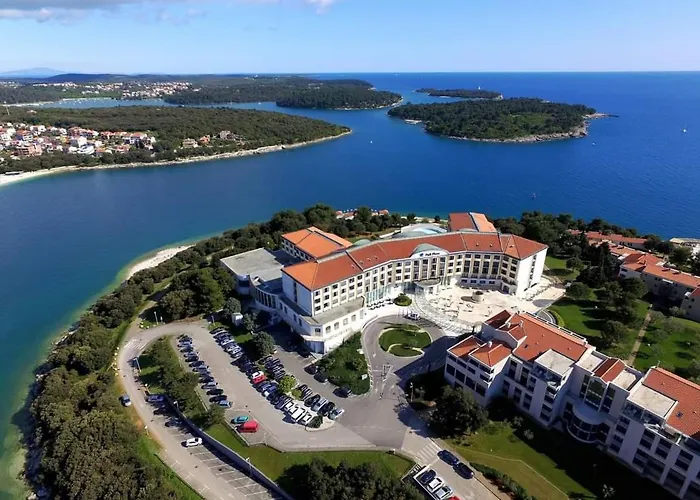 House With Pool And A Jacuzzi Fažana