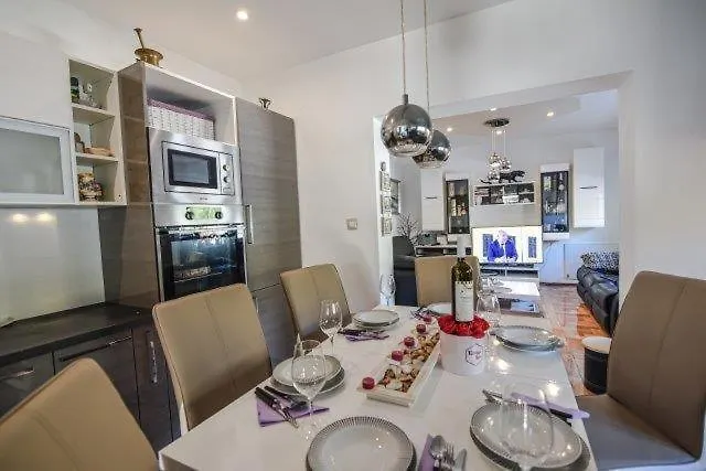 House With Pool And A Jacuzzi *